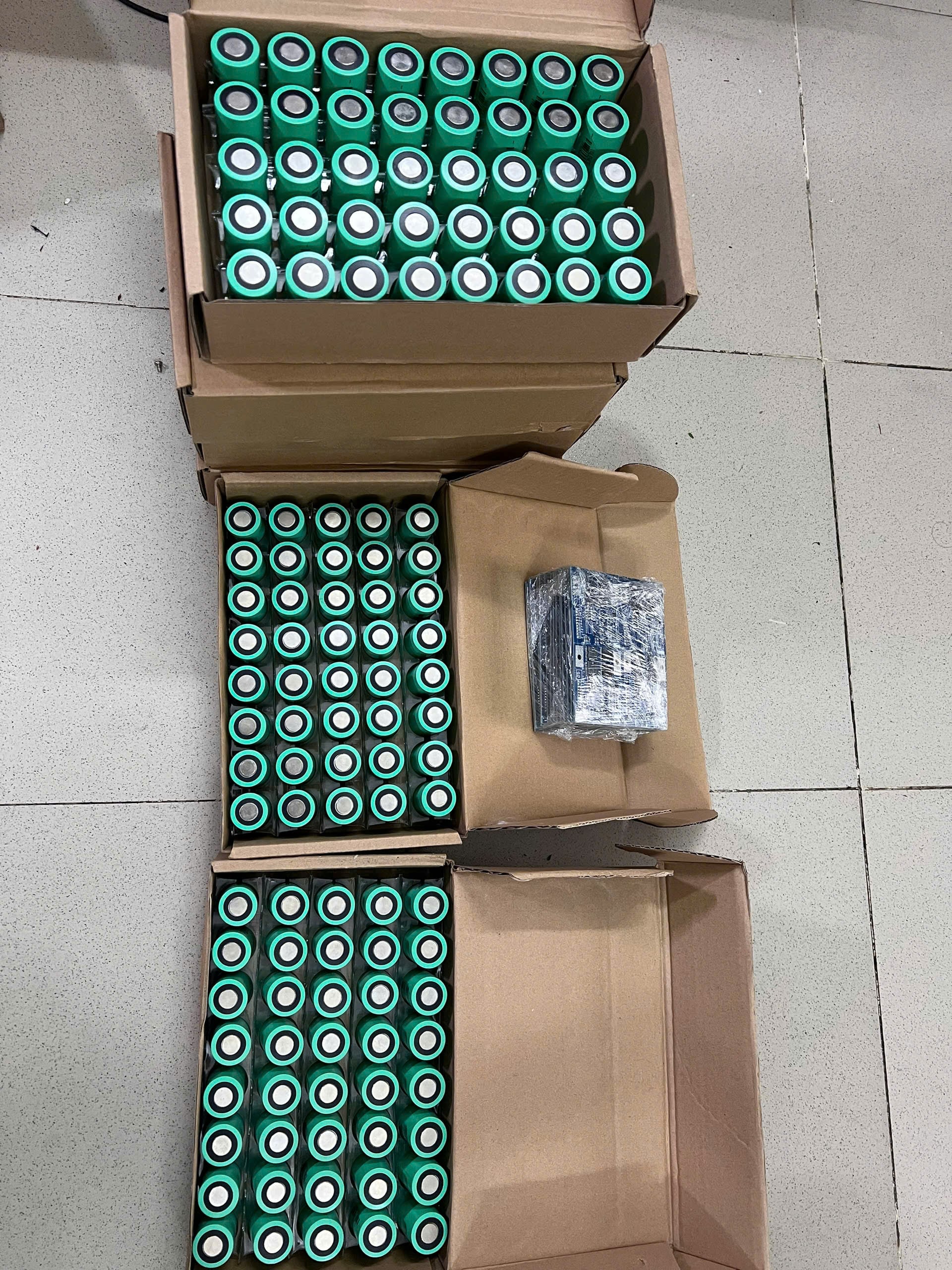 Lắp đặt pin tại nhà máy